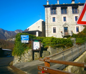 La fontana di Cerva, a destra della bacheca 